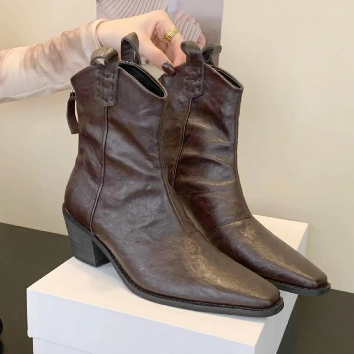 2023 Stivali Chelsea Scarpe da donna Tacco medio Stivali da neve di nuova marca Designer Caviglia invernale Chunky Goth Punk Pom