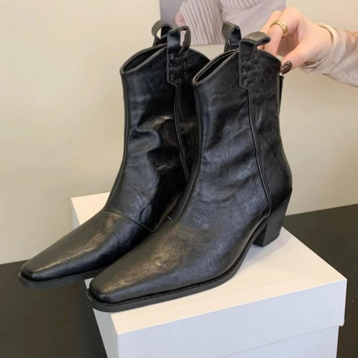2023 Stivali Chelsea Scarpe da donna Tacco medio Stivali da neve di nuova marca Designer Caviglia invernale Chunky Goth Punk Pom