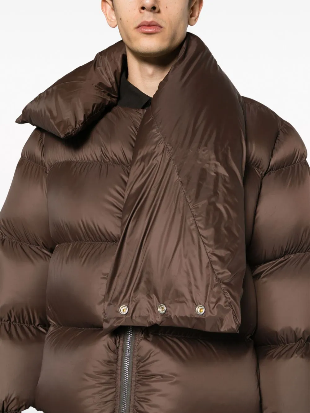 Cappotto imbottito con scollo a imbuto in marrone - uomo