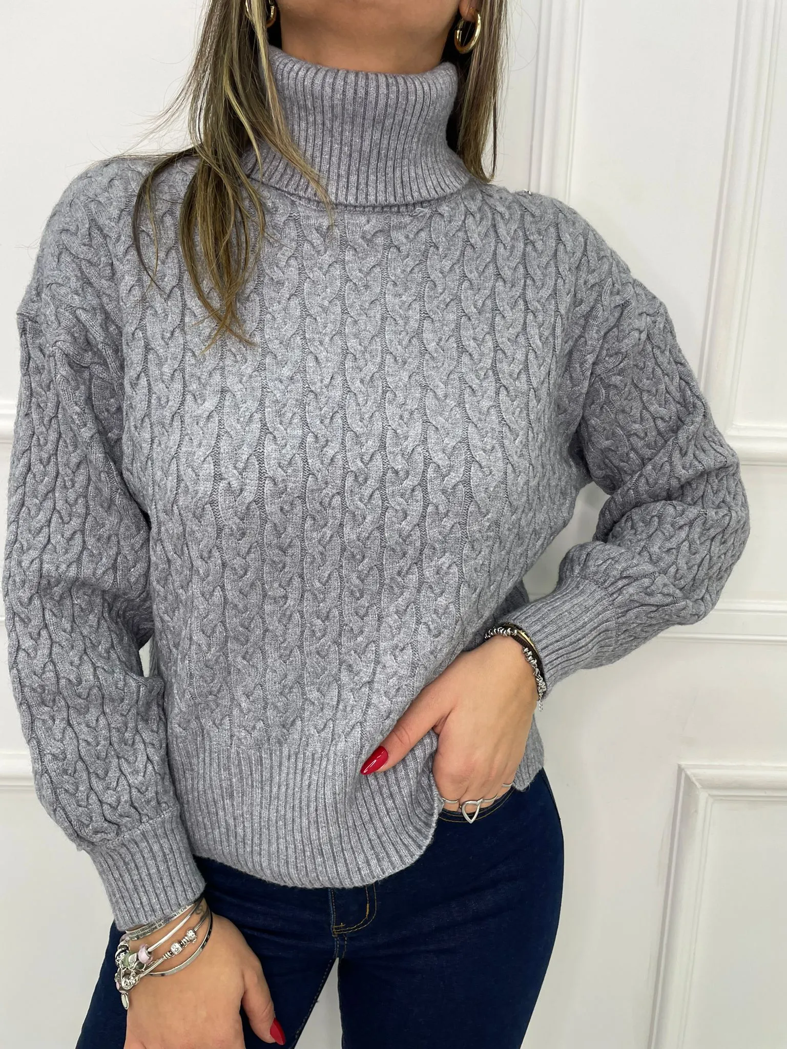 Maglione trama treccia collo alto