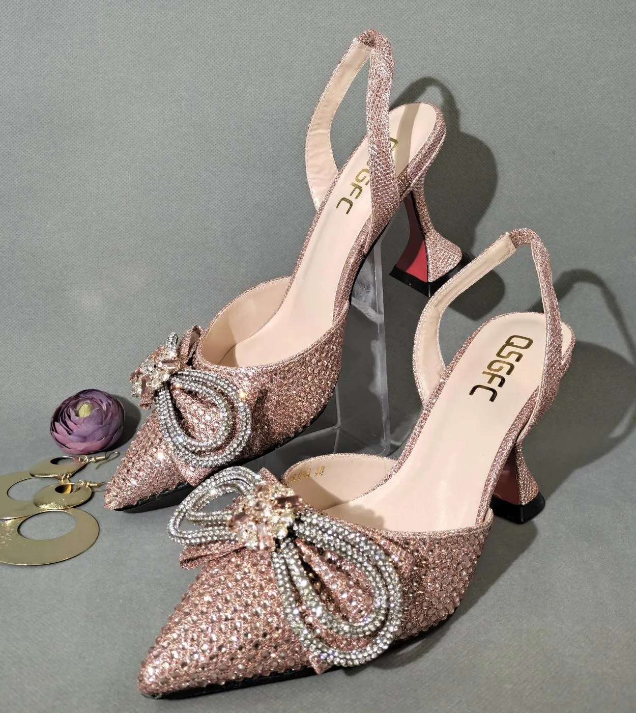 Scarpe da donna con tacco in vetro Scarpe a punta popolari Scarpe da sposa da donna Colore pesca Scarpe pompe